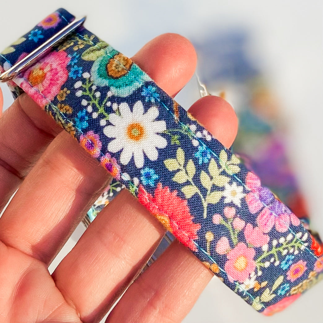 Bright floral pink and blue daisies dog collar