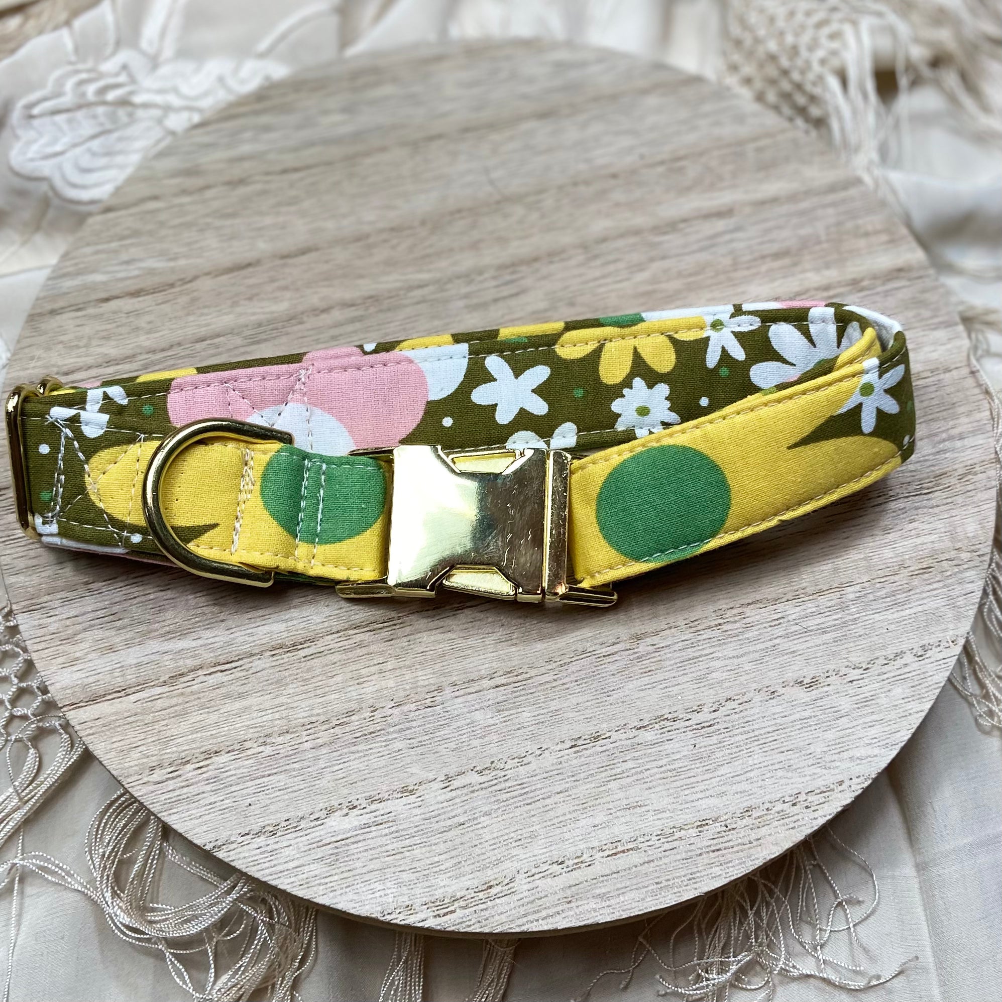 Retro daisies dog collar with gold hardware